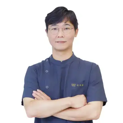 Ju-Chan Kim, portrait from the clinic website